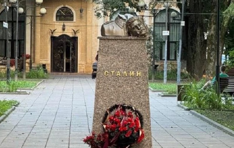 Un bust al lui Stalin din apropiere de Moscova, decapitat cu barosul. VIDEO