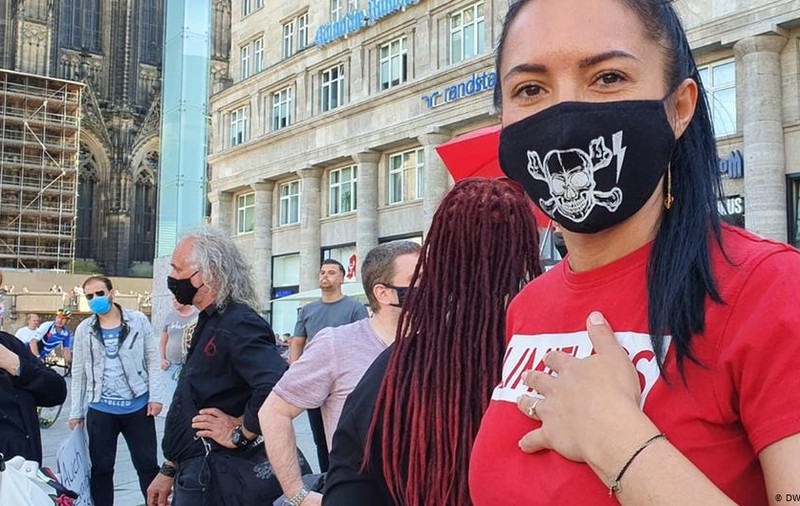 Deutsche Welle: O prostituată din România protestează în Germania pentru redeschiderea bordelurilor. „Am o fiică şi trebuie să muncesc pentru a o întreţine”