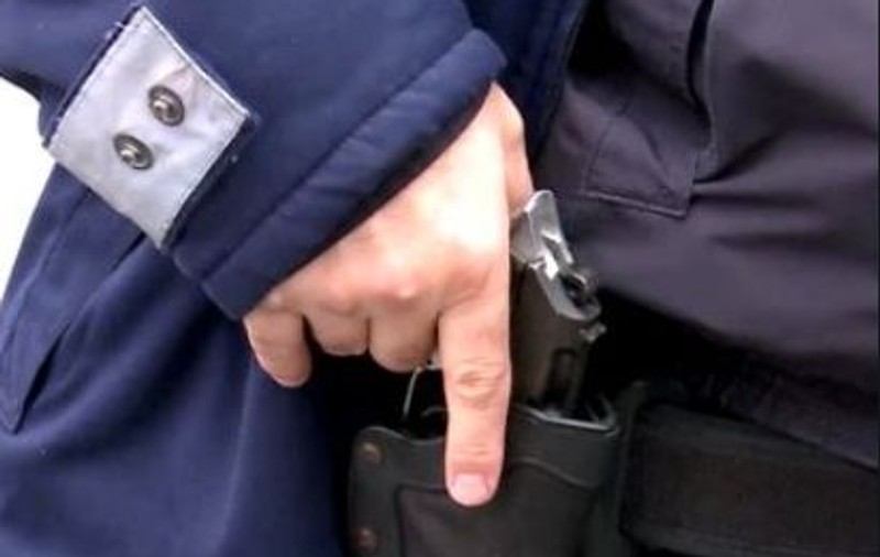 Împușcături la o secție de votare din Prahova. Un polițist a fost atacat de cinci persoane aflate în stare de ebrietate