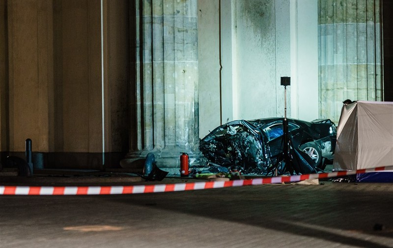 O maşină a intrat în Poarta Brandenburg din Berlin. Șoferul a murit