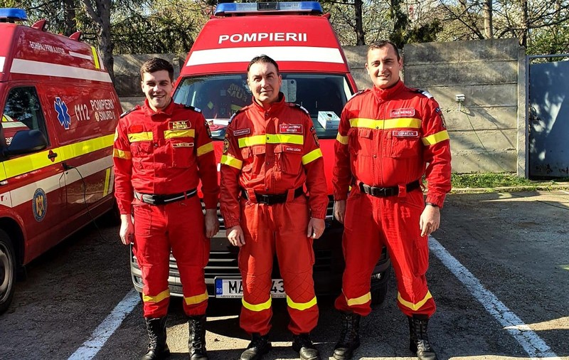 Minunea din sâmbăta Paştelui. Trei pompieri au ajutat la nașterea unui bebeluș