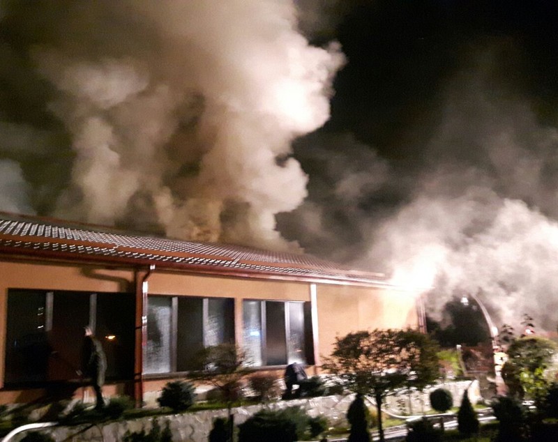 UPDATE: Incendiul de la un hotel din staţiunea Sovata a fost localizat. Focul a izbucnit în sauna unității, care a ars aproape în întregime| GALERIE FOTO