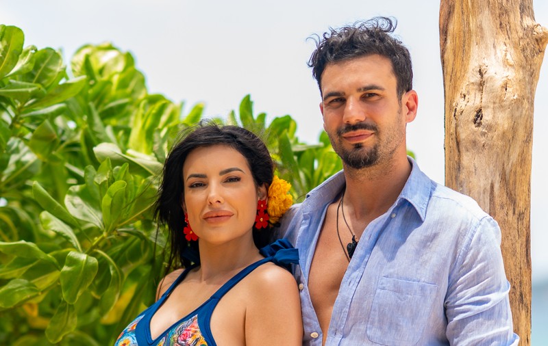 Cine sunt Isabel Martinez Villa și Claudiu Borca, cuplul de la Insula Iubirii 2025. Au o fată de 18 ani, dar nu sunt căsătoriți