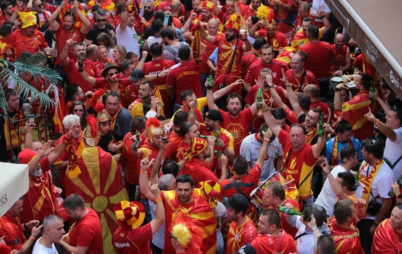 Fanii Macedoniei de Nord au făcut show la București. Torțe și scandări războinice în Centrul Vechi