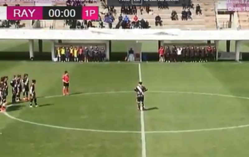 Arbitra n-a acceptat să se țină un moment de reculegere la un meci feminin de fotbal! Jucătoarele au găsit soluția | VIDEO