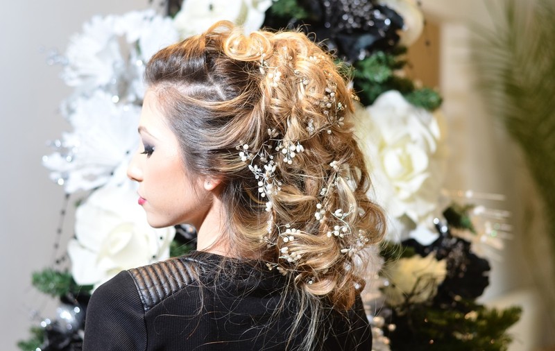 FOTO/ Hairstylist-ul Adrian Perjovschi dezvăluie ce coafuri se poartă de Revelion