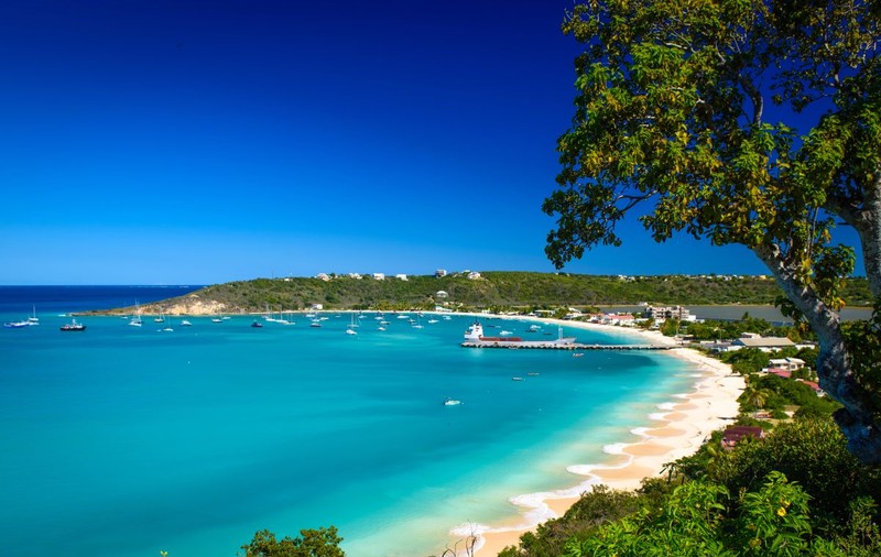Angajații care lucrează online sunt invitați să se mute 1 an pe insula Anguilla din Caraibe