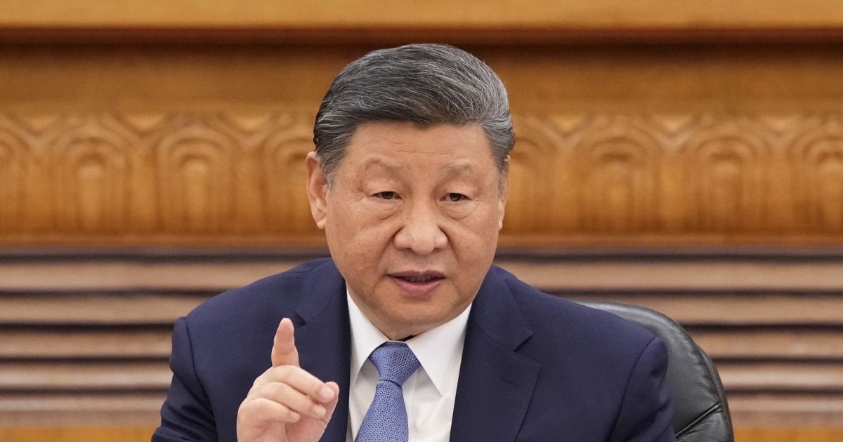 Președintele chinez Xi Jinping vorbește avertizând cu degetul arătător, în timpul unei întâlniri de afaceri internaționale la Marea Sală a Poporului, pe 28 martie 2025, la Beijing, China