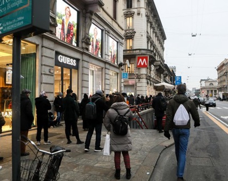 De ajunul Crăciunului, italienii au stat la cozi uriașe pentru a se testa anti-COVID, după ce restricțiile au fost înăsprite