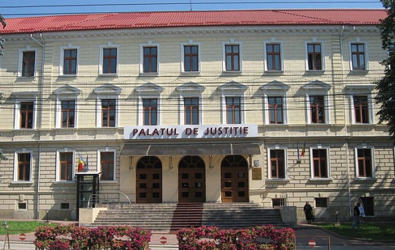 Judecătoarea din Suceava acuzată că livra informații despre percheziții și interceptări traficanților de droguri, reținută. Pe lista capetelor de acuzare: luare de mită și consum de droguri