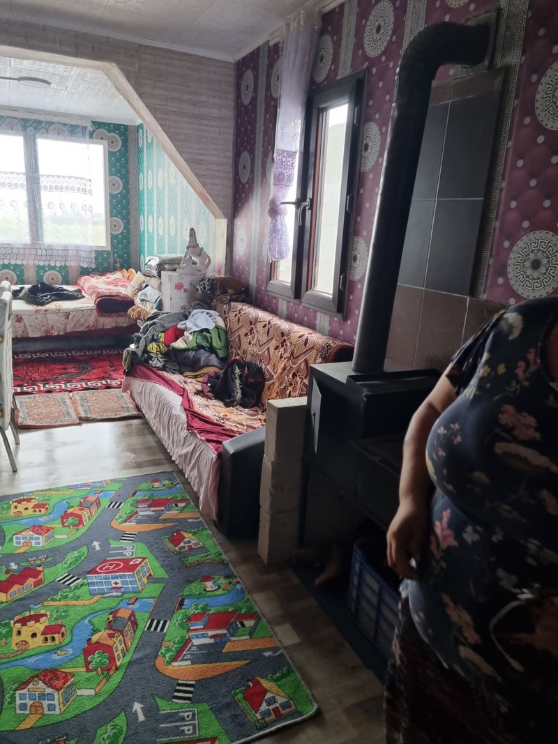 Primăria transmite fotografiile cu containerele amenajate de oamenii care s-au mutat în ele.