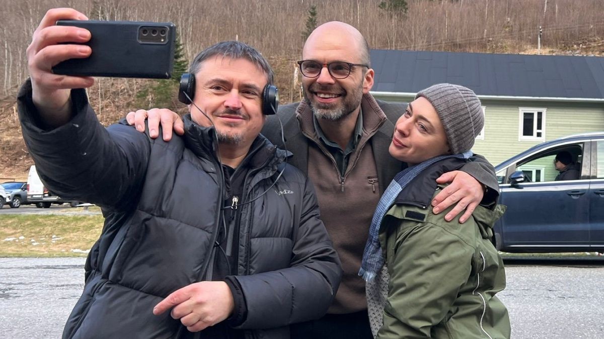 Giulia Nahmany alături de Sebastian Stan și Cristian Mungiu la filmările „Fjord”