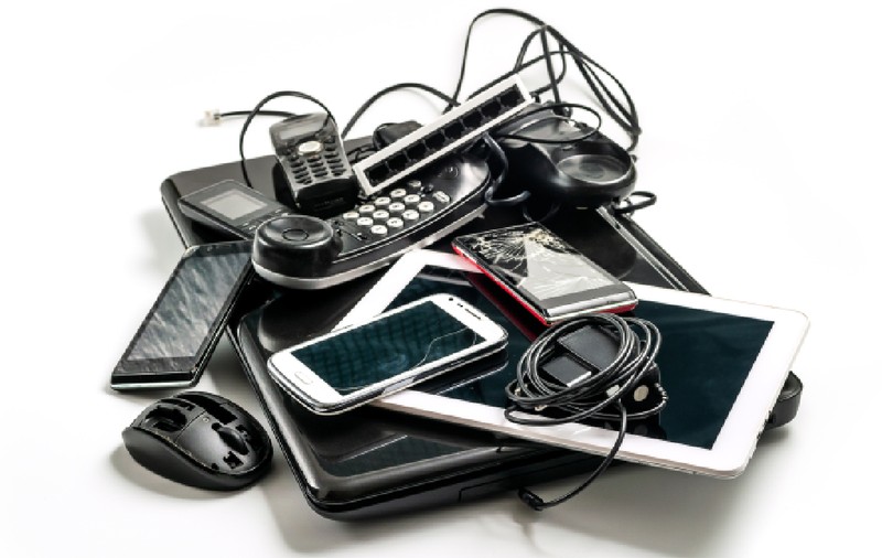 Românii își vând telefoanele vechi, dar uită să le recicleze. Pericolul bateriilor și lipsa centrelor de colectare