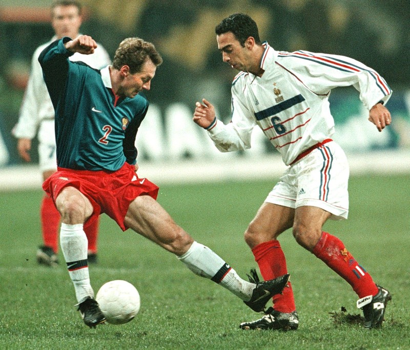 MOS03-19981010-MOSCOW, RUSSIAN FEDERATION: French Youri Djorkaeff (R) and Russian Dmitry Khlestov (L) fight for the ball during their Group Four Euro Soccer 2000 qualifier in Moscow, 10 October 1998. French team won 3-2. EPA-PHOTO/EPA/YURI KADOBNOV/STR/vk/gh/ow