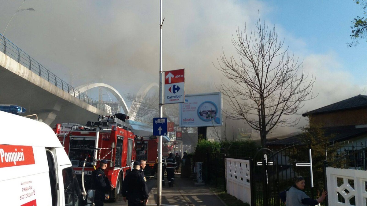Incendiu în Grozăvești. O clădire părăsită a luat foc în această dimineață