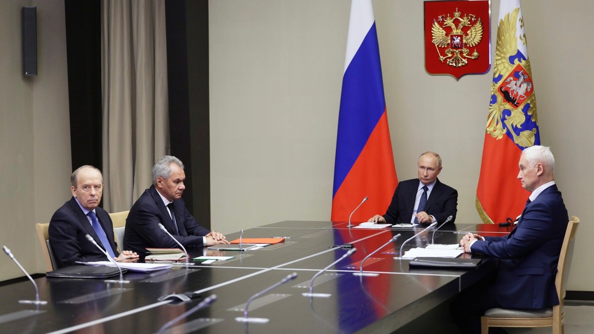 Vladimir Putin (centru) într-o reuniune cu ministrul apărării Andrei Belousov (dreapta), șeful FSB Aleksandr Bortnikov (primul din stânga) și șeful Consiliului de Securitate Serghei Șoigu Foto: Profimedia