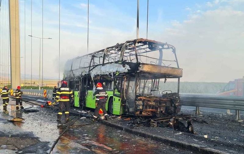 Un autocar a ars ca o torță, pe podul Brăila-Tulcea. Pasagerii s-au evacuat