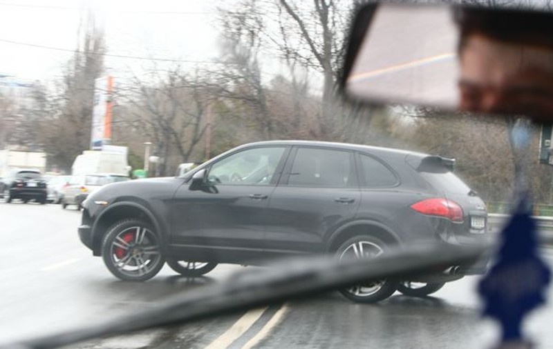 Syda, soţul Elenei Băsescu, merge cu 140km/h prin Bucureşti şi încalcă şi alte reguli de circulaţie | FOTO