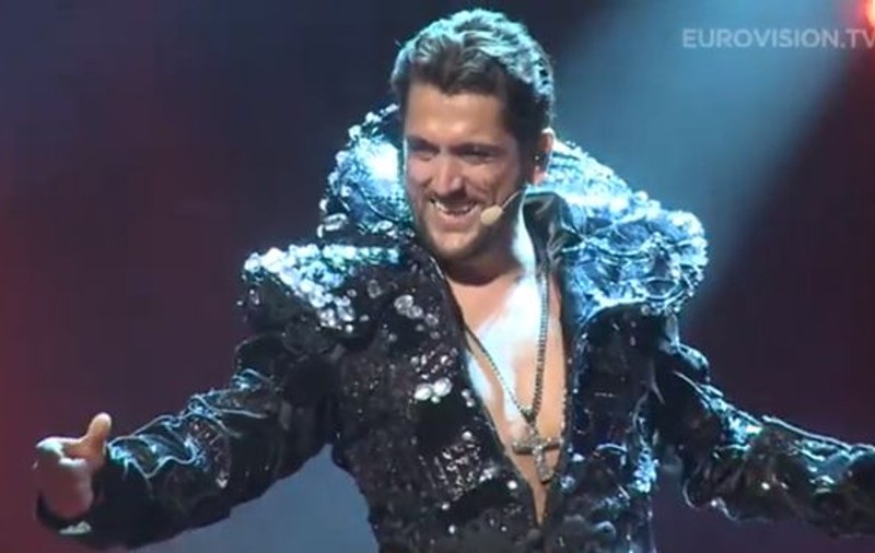 ROMÂNIA ŞOCHEAZĂ LA EUROVISION! CEZAR OUATU va purta o ROCHIE NEAGRĂ dar îşi va lăsa PIEPTUL GOL | FOTO