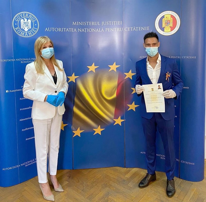 Mario, după primirea cetățeniei | Foto: Autoritatea Națională pentru Cetățenie