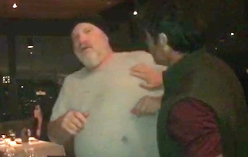 FOTO și VIDEO | Harvey Weinstein a fost pălmuit într-un restaurant