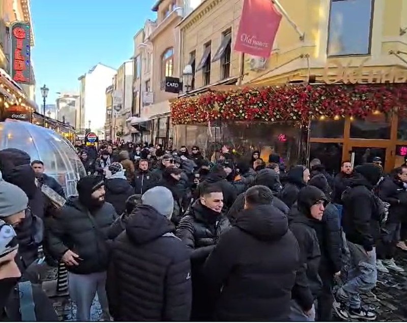 Fanii lui PAOK Salonic au luat cu asalt Centrul Vechi, înaintea partidei decisive cu FCSB din Liga Europa | VIDEO