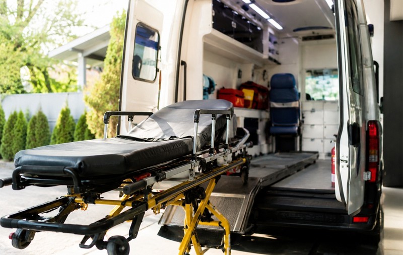 Ambulanță privată pentru vârstnici: de ce transportul medical specializat nu este un moft