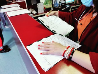 În „pauze”, medicii au de completat multe fișe