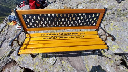 Banca montată de o familie din Sibiu pe Vârful Călțun.