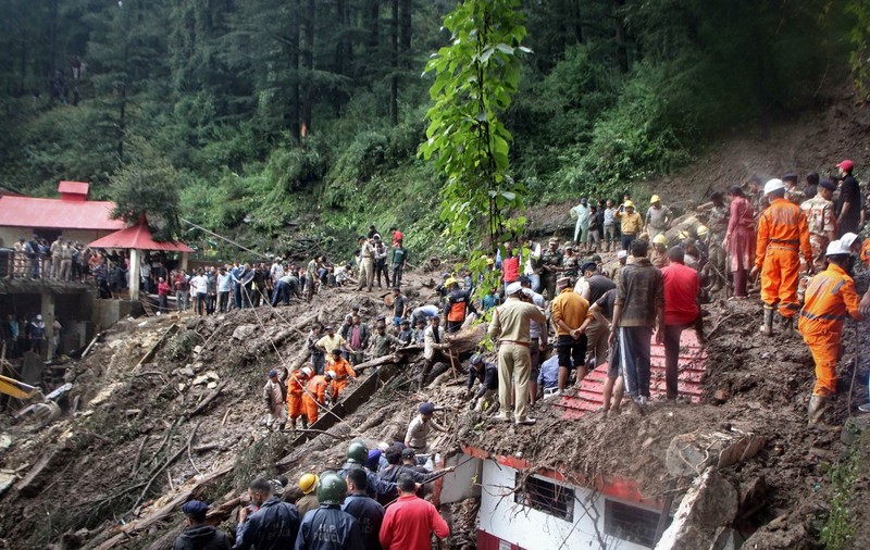 Peste 50 de persoane au fost ucise după ce ploile puternice din India au provocat alunecări de teren. Un templu s-a prăbușit peste credincioși