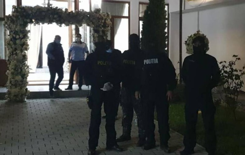 Nuntă întreruptă de poliţişti în Slatina. Numărul maxim de persoane a fost depăşit de patru ori