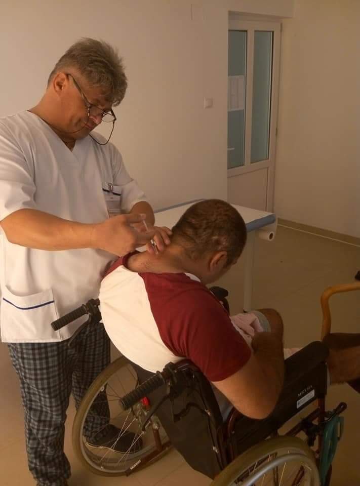 Fotografie trimisă de un pacient, când Florin Secureanu face injecții fără mănuși