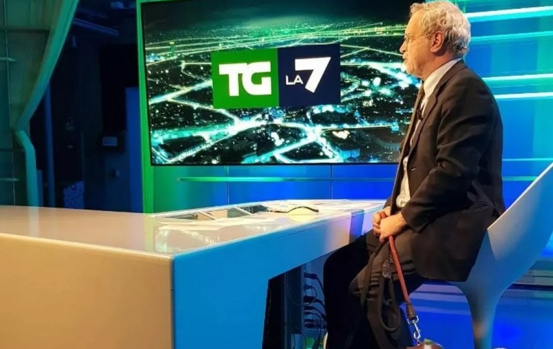 FOTO. Ce nu se vede la televizor. Un prezentator de știri a dezvăluit ce ascundea sub pupitru. „Nu știu dacă pot să mă explic"