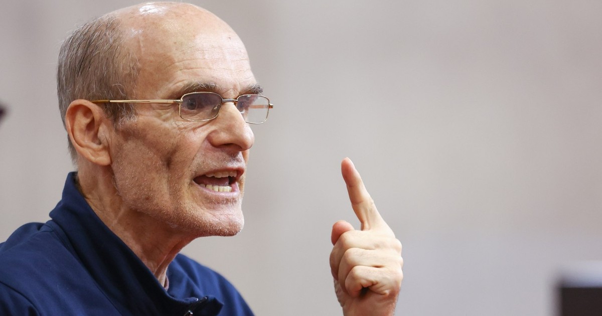Gazetarul Cristian Tudor Popescu surprins în timp ce ține un deget ridicat