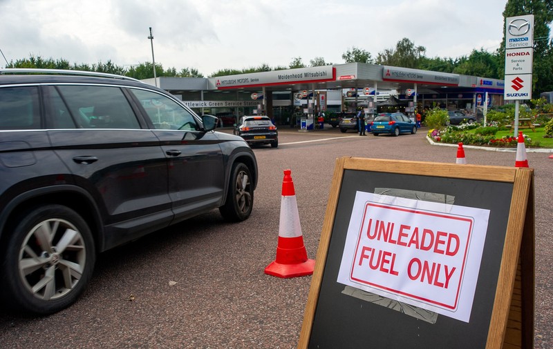 Aproape o treime din benzinăriile grupului BP din Marea Britanie, fără carburanţi, în urma panicii automobiliștilor