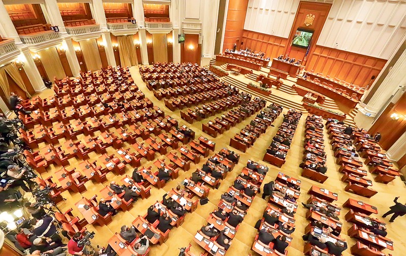 Parlamentarii sunt în vacanţă pe banii noştri! Aceştia vor încasa 5,5 milioane de lei pentru a merge în campania electorală