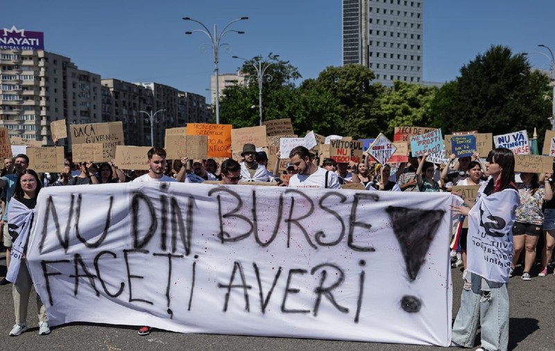 Ministrul educației, Daniel David, transmite universităților să ofere studenților burse din propriul buget