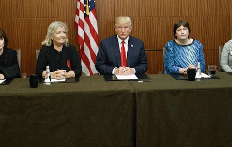 Donald Trump s-a întâlnit cu femeile care îl acuză pe Bill Clinton de hărțuire, înainte de a doua dezbatere