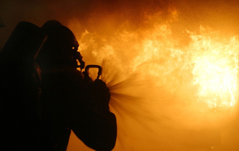 Incendiu puternic la mai multe case din Ilfov. A fost trimis mesaj Ro-Alert. Flăcările riscă să se extindă