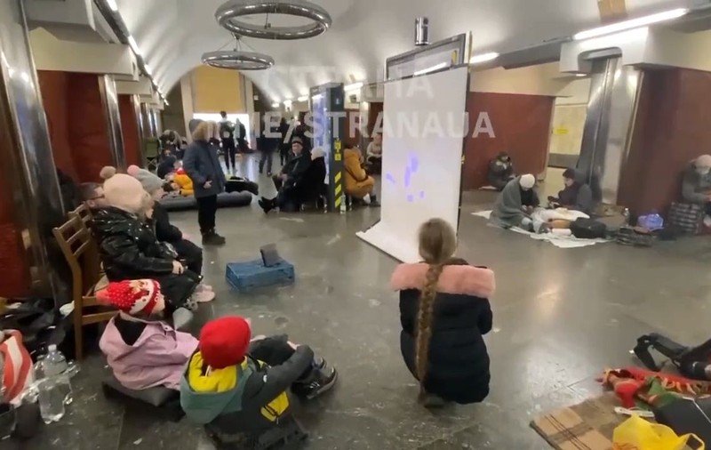 Video emoționant în Kiev. Desene animate pe un ecran improvizat, pentru copiii care se ascund de bombe în adăpost