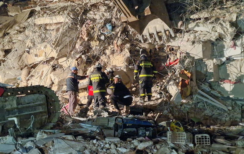 CORESPONDENȚĂ DIN TURCIA. Salvatorii români fac eforturi supraomeneşti pentru a scoate ce mai e viu din ruinele Antakyei. La 80 de ore de la cutremurul devastator, s-a strigat din nou: „It’s alive!”