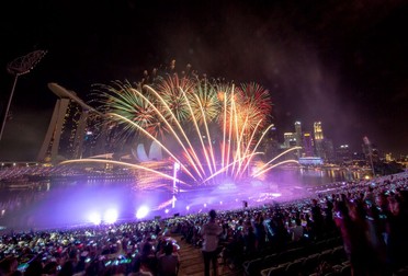 epa07255509 Fireworks explode over the Marina Bay at the stroke of midnight in Singapore, 01 January 2019, to usher in the new year. This year, Singapore will celebrate the 2nd centenary of its founding by Sir Stamford Raffles in 1819. EPA-EFE/WALLACE WOON