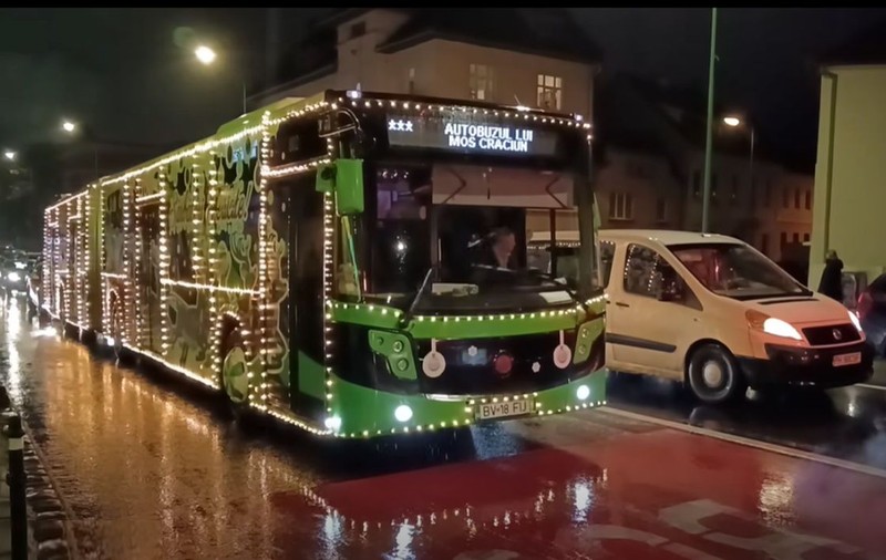 Autobuzul lui Moș Crăciun din Brașov circulă gratuit. Toți copiii care merg cu el primesc cadouri