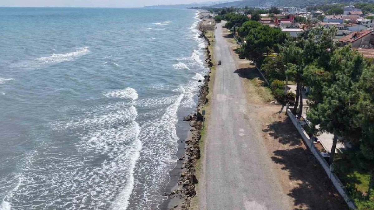 Drumul de coastă a fost înghițit de mare