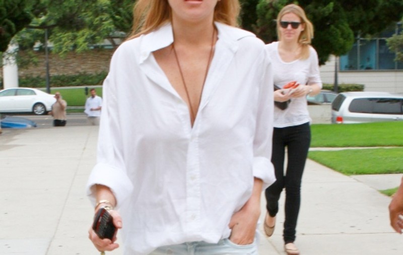 Foto | Lindsay Lohan s-a dus la tribunal fără sutien 