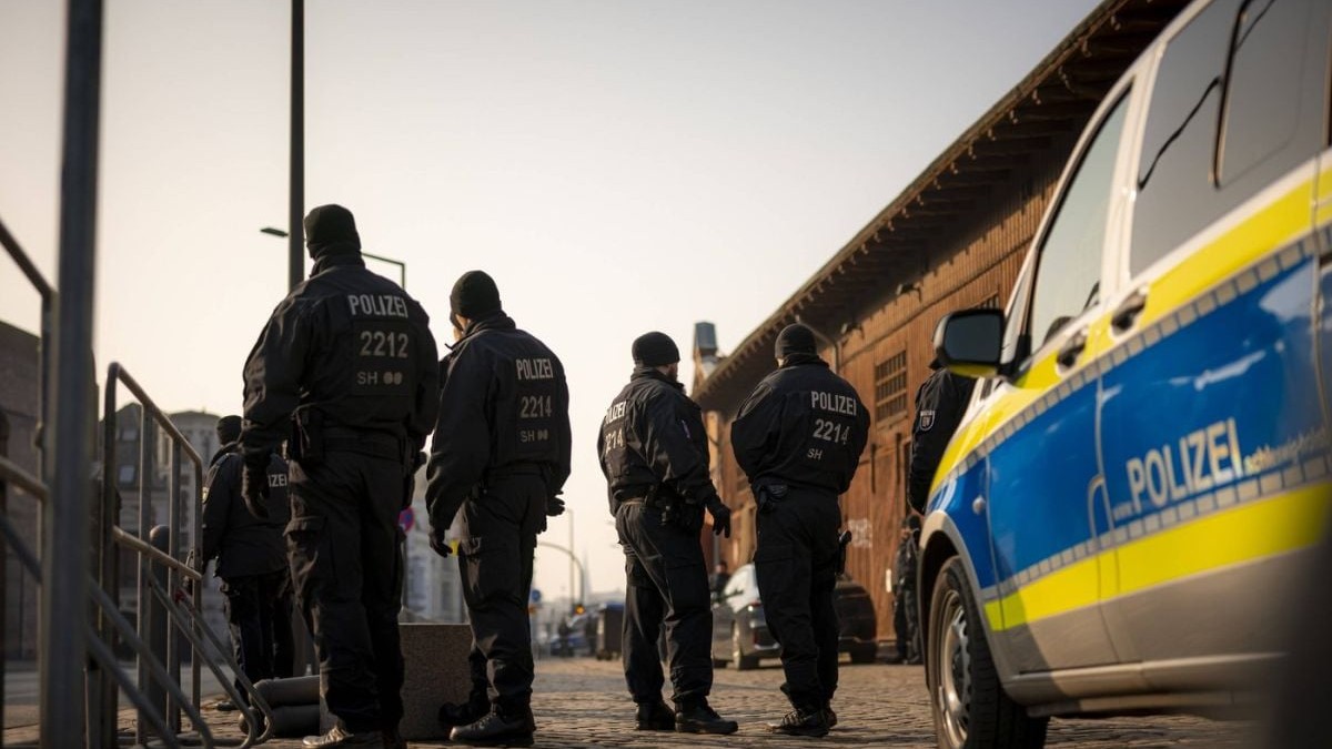 Polițiști patrulează pe o stradă din Lubeck, Germania, februarie 2025