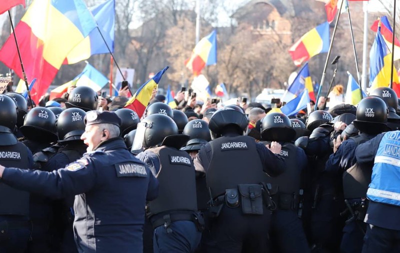 Patru dosare penale şi cinci amenzi, după protestul din Piaţa Victoriei. Jandarmii au folosit gaze lacrimogene