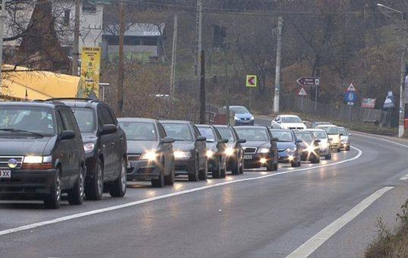 Trafic infernal! Turiștii au luat cu asalt marea și muntele 