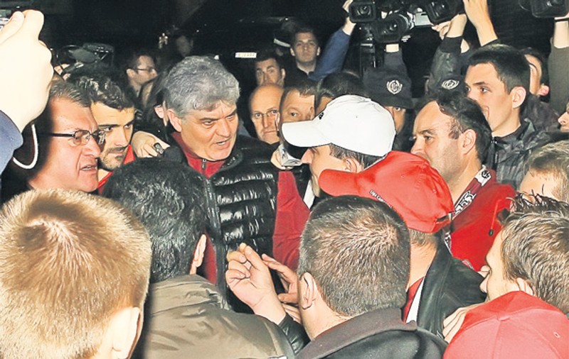 După înfrângerea cu Chiajna, conform declaraţiilor lui Ioan Andone, antrenorul lui CFR Cluj, fanii le-au cerut atitudine şi determinare | EXCLUSIV