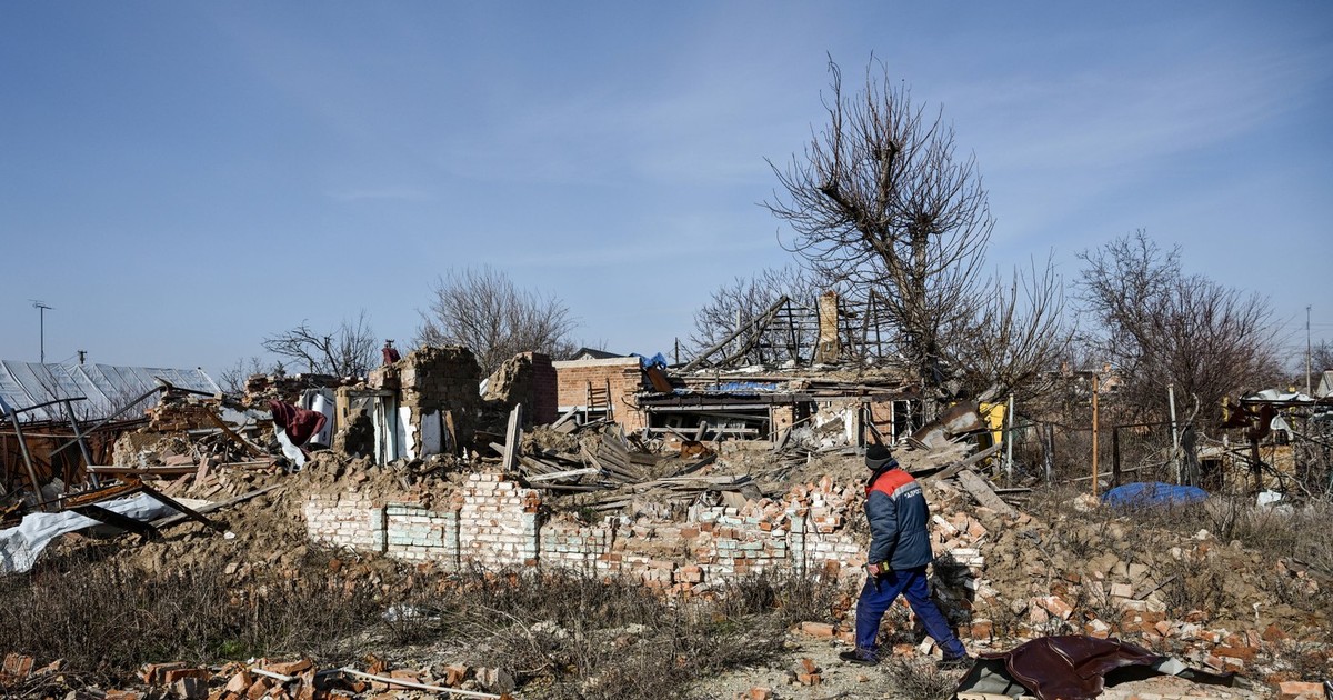 Un bărbat trece printre case distruse în Orihiv, oraș situat pe linia frontului din Ucraina Foto: Profimedia
